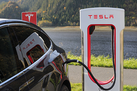 Tesla vinde exclusiv online
