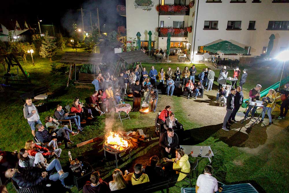 Barbecue si folk la Scoala de Vara GPeC